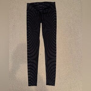 Alo Yoga Airbrush Leggings – Black Geometric Print, Size S